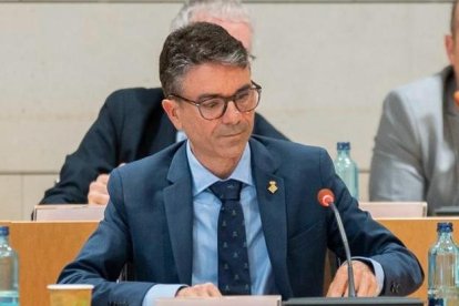 La moció sol·licita que l'Ajuntament insti el Govern de la Generalitat a reconsiderar-ne la decisió i prioritzi la construcció del parc.