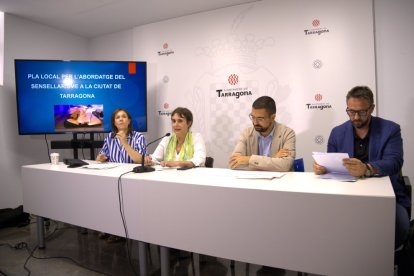 Jordi Dies, a la dreta de la imatge, en una roda de premsa a l’Ajuntament