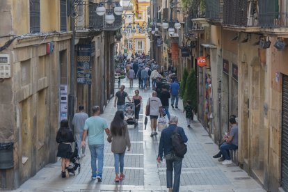 Imatge d'arxiu del carrer Major, a la Part Alta, amb persones passejant.