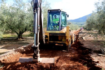 Maquinària pesant treballant en un camí del terme de Freginals