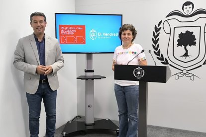 L'alcalde, Kenneth Martínez, juntament amb la regidora de Transformació Nuria Rovira.