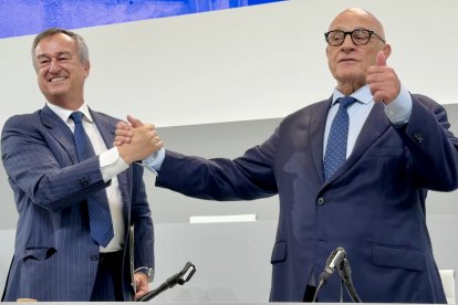 César González-Bueno i Josep Oliu al final de la Junta General Extraordinària d'Accionistes.