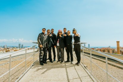 El videoclip dirigit per Dani Feixas uneix rodatge tradicional i IA per aconseguir una peça única i espectacular