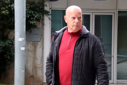 El pare de Rosa Peral, Francisco Peral, a la sortida del jutjat de Vilanova i la Geltrú.