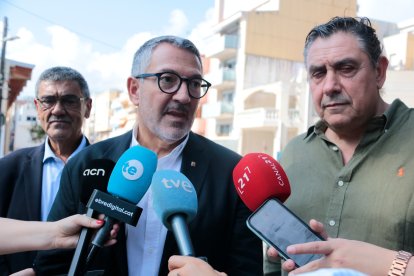 El conseller Sàmper, durant l'atenció a mitjans a Ràpita