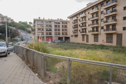 Un dels solars està ubicat entre el carrer Jaume I i el passatge de Ferrer i Duran, davant de l'edifici de l'Institut Nacional d'Estadística.