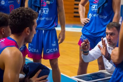 Els jugadors del CBT rebent les instruccions del tècnic Toni Larramona.