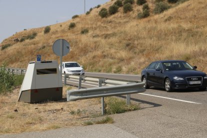Vehicles circulen vora el carro radar instal·lat a la C-12, a Balaguer.