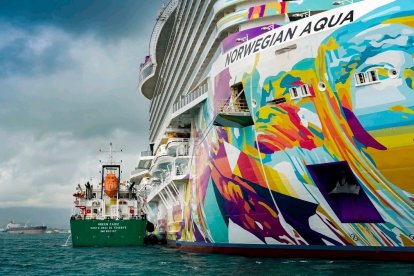 Repostaje de combustible al crucero Norwegian Aqua.