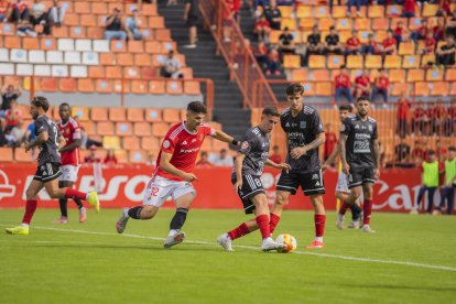 L’extrem grana Christos Almpanis durant una acció del duel del darrer diumenge contra el Tarazona.