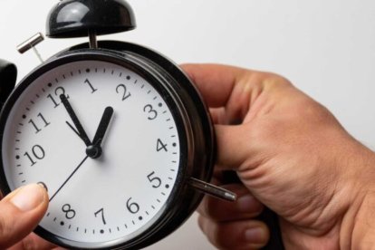 El objetivo del cambio de hora es optimizar el uso de la luz solar y reducir el consumo energético.