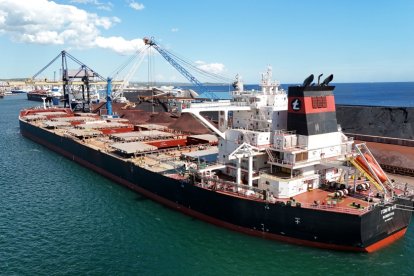 Imatge d'un vaixell al Port de Tarragona.