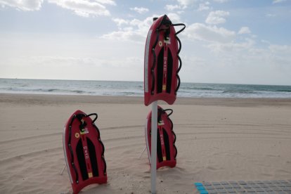 Tres taules de salvament que seran accessibles a tota la ciutadania durant la pròxima campanya de bany.