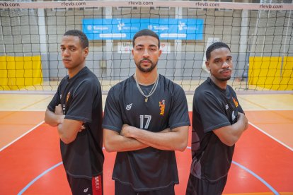 Els cubans Elieser Rojas (esquerra) i Yusnier Morales (dreta) amb el porto-riqueny Ismael Alomar (centre) en un entrenament del CV Sant Pere i Sant Pau previ a l’inici de lliga.
