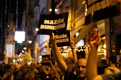Cartells exigint la dimissió del president de la Generalitat Valenciana, Carlos Mazón, durant la manifestació a València