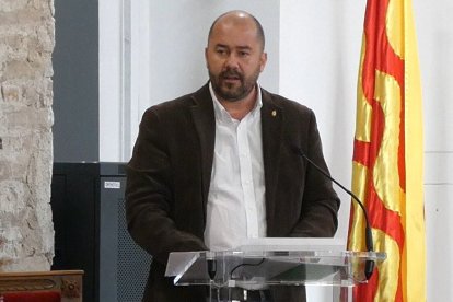 El conseller Xavi Puig durant la seva intervenció al ple extraordinari.