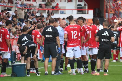 El tècnic del Nàstic, Luis César, donant instruccions a l’equip sobre la gespa del Nou Estadi Costa Daurada.