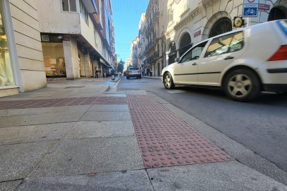 S'implementaran rajoles guia per donar informació sensorial a les persones invidents o amb importants deficiències visuals.