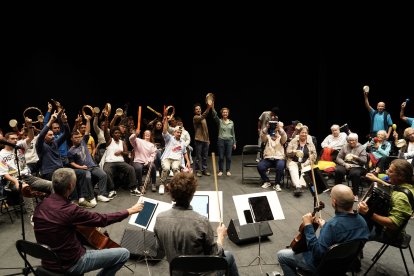 El projecte de Creació Comunitària es desenvolupa a través d’un procés de treball progressiu que combina la planificació, la creació i la celebració compartida.