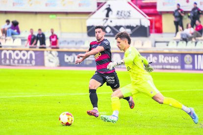 El jugador del Reus Ricardo Vaz pressionant al porter del Sant Andreu en el darrer duel disputat a casa.