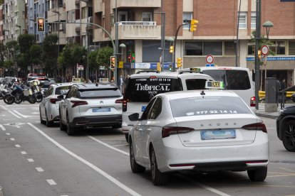 Imatge d'arxiu de diversos taxis estacionats al carrer Pere Martell de Tarragona.