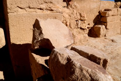 Els tres fragments d'esteles ibperiques trobades al castell d'Algars de Batea.