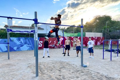 Aquestes actuacions reforcen la mobilitat, l’esport i la participació ciutadana al municipi.

Si vols, puc fer també una versió encara més breu, de només dues línies, per a portada o web. Vols que ho faci?