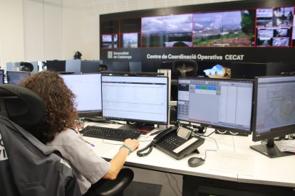 Des de la sala de control del CECAT es coordina la resposta a l'emergència