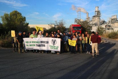 Concentració amb pancartes per presentar la plataforma Parem Lo CatSud davant de Kronospan.