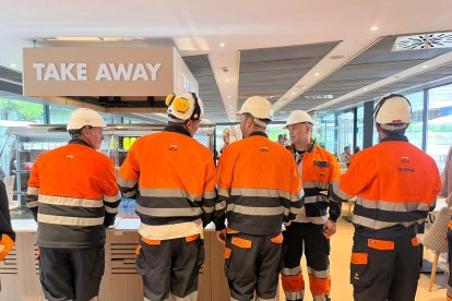 Els treballadors s'han deplaçat a les oficines de Madrid per protestr pel menjar dels menjadors de les fàbriques.