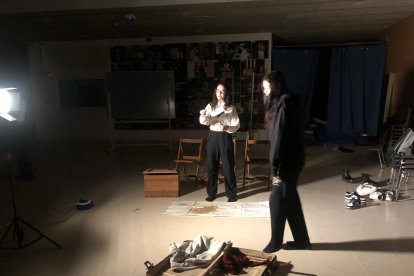 Alumnes d’Arts Escèniques de l’institut assajant l’acció teatral ‘Cartes contra l’oblit’.