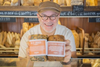 Xavier Pàmies Sistaré, propietari de l’ADN Sistaré, sostenint exemplars de pa de tardor. Gerard Martí