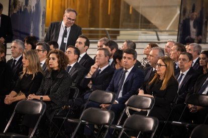El president valencià, Carlos Mazón, assegut per al funeral d'Estat en memòria de les víctimes de la dana.