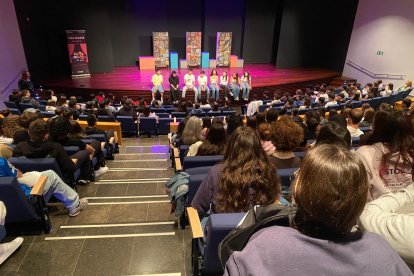 L’obra és representada per joves de 16 a 17 anys; per tant, l’alumnat pot identificar-se molt més fàcilment amb els protagonistes