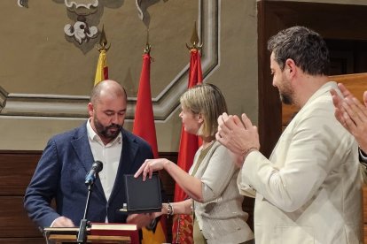 La sessió ha començat amb la lectura d’una declaració institucional de suport als municipis de les Terres de l’Ebre afectats pels forts aiguats provocats per la DANA Alice