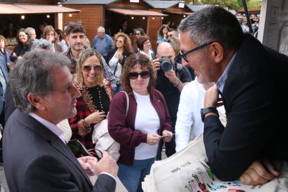 El conseller d'Empresa i Treball, Miquel Sàmper, saludant l'alcalde de Batea, Joaquim Paladellam a la festa del vi de Gandesa