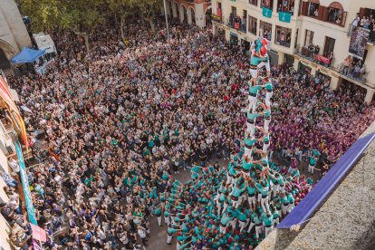 Visió zenital del 3 de 10 amb folre i manilles dels Castellers de Vilafranca a la diada de Tots Sants 2025.