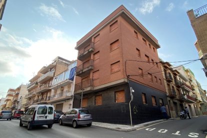 L’edifici, construït l’any 2010, està ubicat a la cantonada entre el carrer Dos i el carrer Vint-i-cinc de Bonavista.