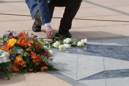 Detall d'una de les ofrenes florals que s'han fet durant l'acte d'homenatge a les víctimes de l'atemptat de Cambrils del 18 d'agost del 2017.