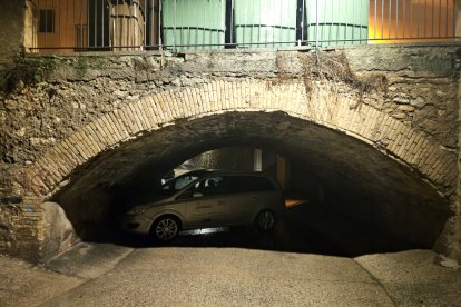 Un vehicle arrossegat per l'aigua a la riera de Móra d'Ebre, per les fortes pluges d'aquest dijous a la matinada.