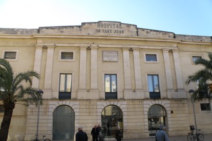 Les persones assistents rebran un exemplar del darrer número de la Revista Mirades l’altaveu