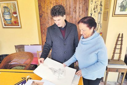 Joan Serramià, artista, i Maite Gaudí, presidenta de l’Associació Amics de Gaudí de Reus, observant esbossos inicials de l’estàtua de Gaudí.