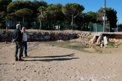 L'Albert i en Toni, dos veïns de la urbanització de la Móra de Tarragona, observen l'estat en què va quedar el passeig marítim després dels aiguats