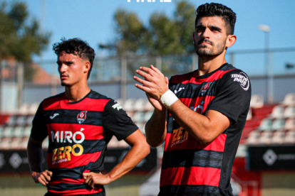 Sandro Toscano aplaudint al públic.