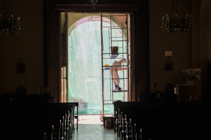 Fotografia d’arxiu d’obres d’arranjament de la porta d’entrada al recinte, abans de la Setmana Santa del 2025.