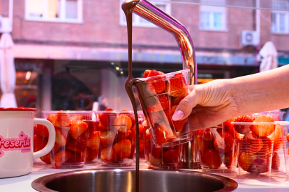 La Fresería permite combinar las fresas con chocolate y toppings a medida.