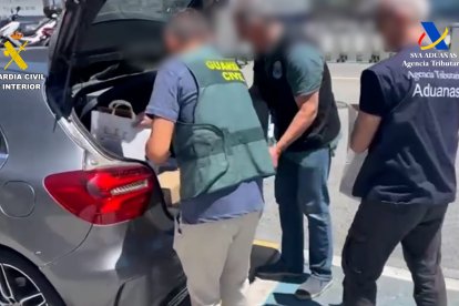 Agents de la Guàrdia Civil i de l'Agència Tributària durant l'operatiu.