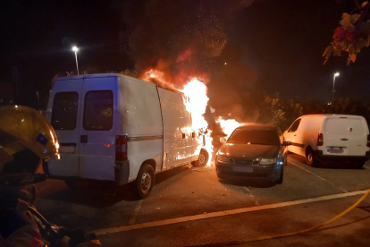 Imatge de la furgoneta incendiada a Campclar.