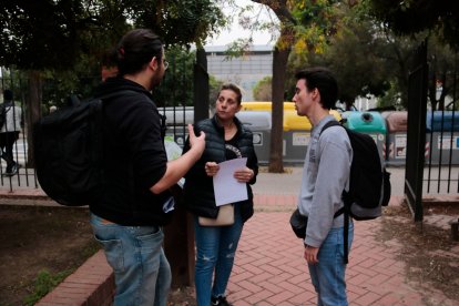 La María, veïna de Mas Pellicer, acompanyada per dos membres del Sindicat d'Habitatge de Reus.