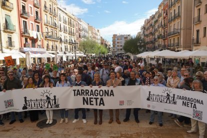 Veïns amb la pancarta “Tarragona Neta” durant la manifestació d’aquest dissabte